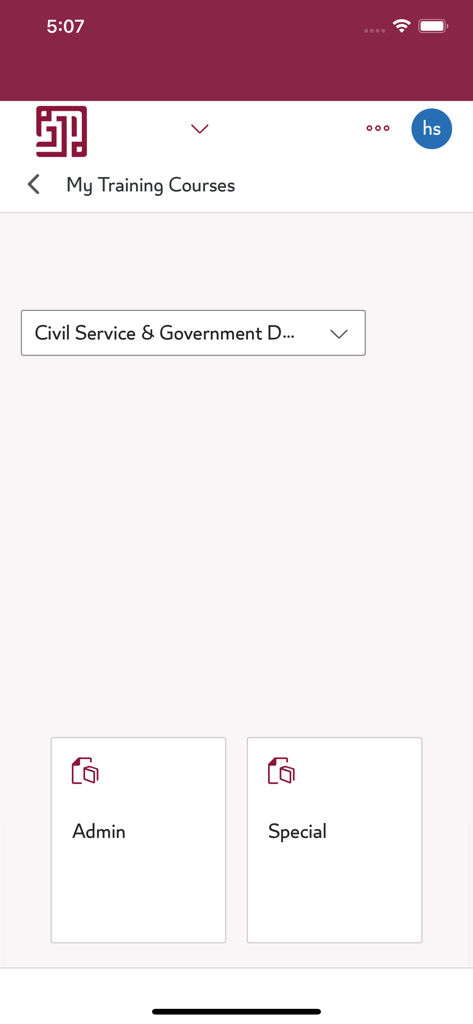 Pantalla de la aplicación Mawared Qatar que muestra categorías de cursos de formación para sectores administrativos y especiales.