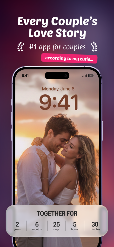Cuties: App for Couples - Uma tela de bloqueio de iPhone mostrando uma foto de um casal com um widget de contagem regressiva de aniversário exibindo há quanto tempo eles estão juntos