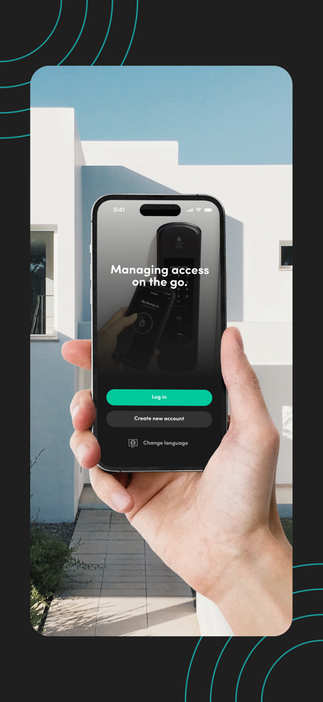 igloohome - モダンな家を背景に、igloohomeアプリのログイン画面を表示したスマートフォンを持つ手