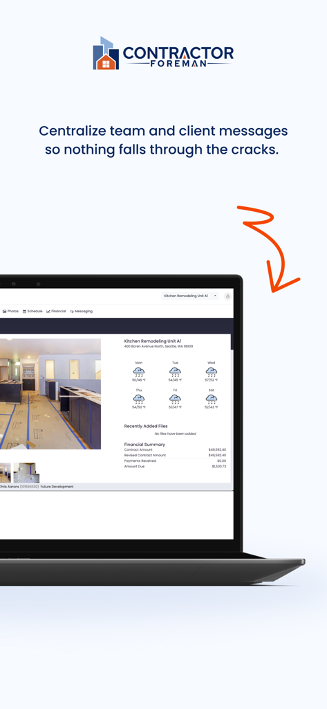 Tableau de bord Contractor Foreman sur un ordinateur portable montrant les détails du projet de construction et le résumé financier