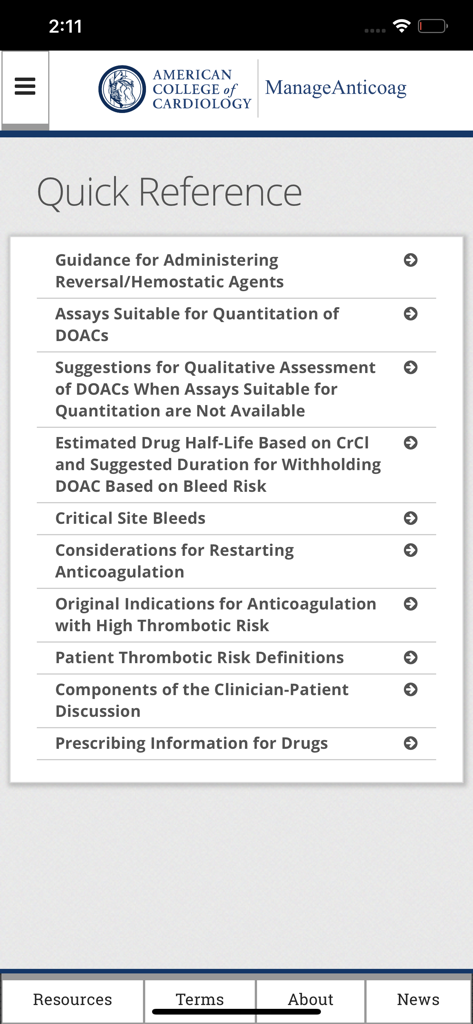 Pantalla de Referencia Rápida de la aplicación ManageAnticoag que enumera los temas de orientación clínica para profesionales médicos
