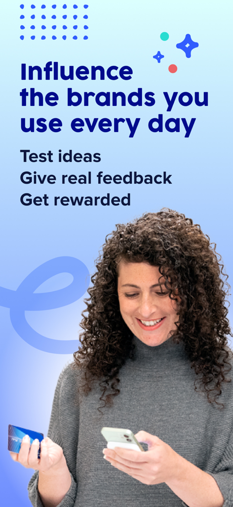 Une femme souriante utilisant son smartphone et tenant une carte de crédit avec un texte marketing sur les récompenses gagnées pour ses commentaires.