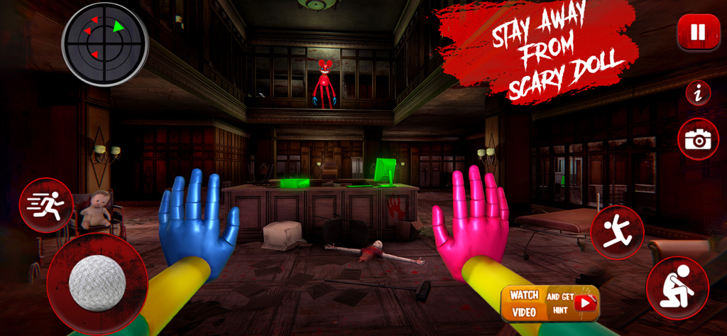 Jogabilidade em primeira pessoa de Scary Doll 3D mostrando mãos de plástico azuis e rosas em um lobby de hospital escuro com uma boneca assustadora em uma varanda.