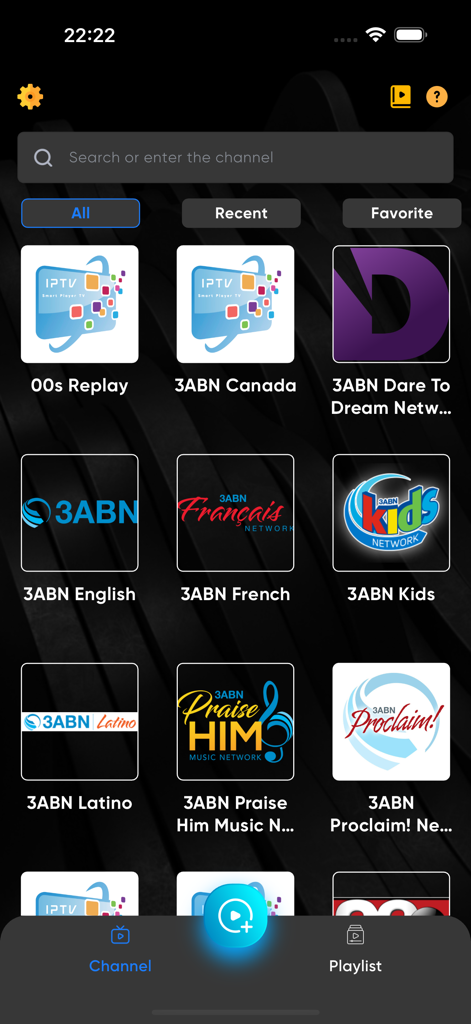 IPTV Player Pro - Smart TV - Oberfläche der IPTV Player Pro App, die ein Raster verfügbarer TV-Kanäle mit einer Suchleiste und einem Dark-Mode-Thema zeigt.