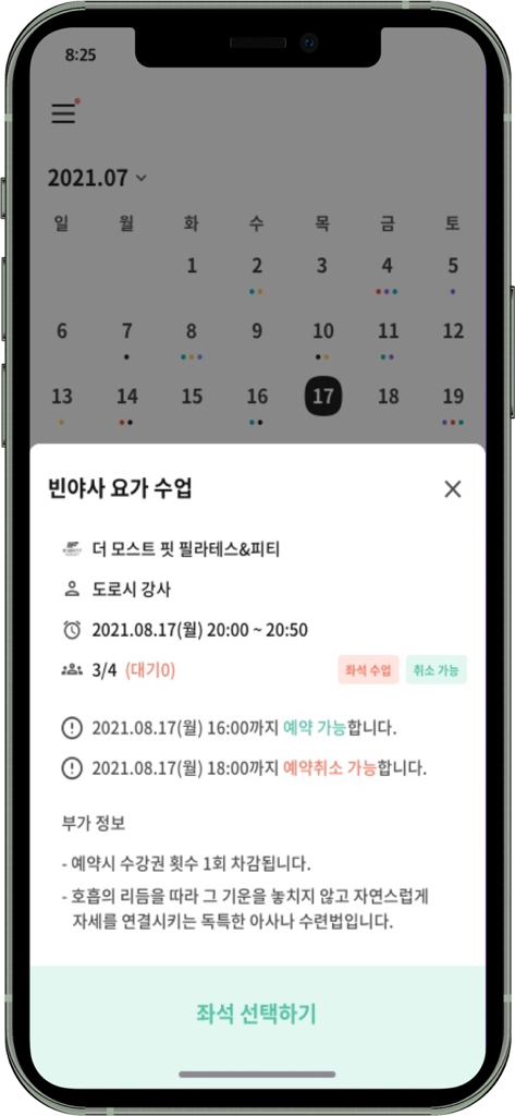 Un'interfaccia smartphone che mostra un popup di conferma della prenotazione per una lezione di yoga Vinyasa all'interno dell'app Untok