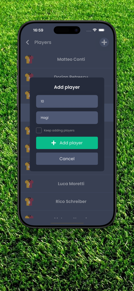 이름과 번호를 사용하여 축구 라인업을 맞춤 설정하기 위한 선수 추가 팝업 창을 보여주는 Lineupper 앱 스크린샷.