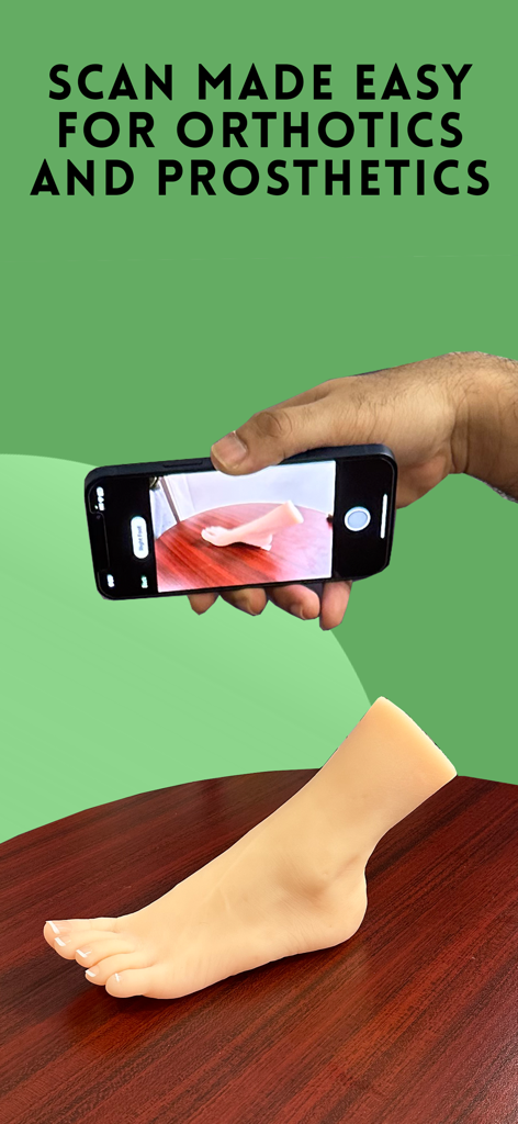 Une personne utilisant un iPhone pour effectuer un scan 3D d'un pied prothétique pour la fabrication d'orthèses et de prothèses.