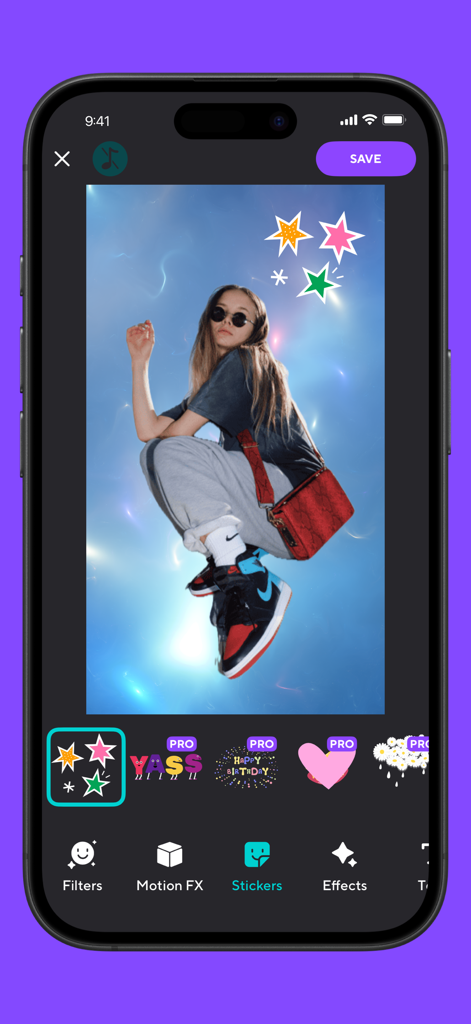 Foto Editor: Effects・EfctPro - Interfaz de la aplicación Foto Editor mostrando una foto editándose con pegatinas de estrellas coloridas y una selección de iconos de pegatinas en la parte inferior.