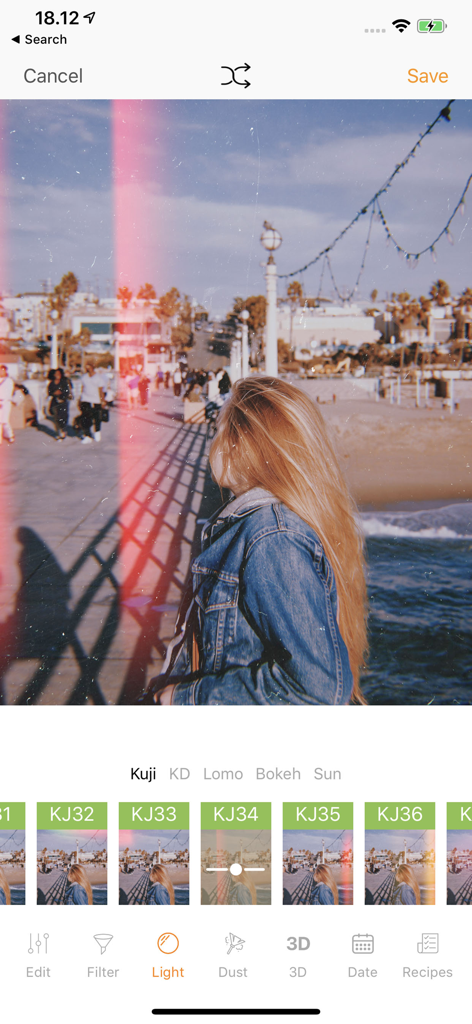 KUNI Cam: Photo Video Editor. - Interfaz de la app KUNI Cam mostrando un filtro vintage y un efecto de fuga de luz roja en la foto de una mujer en un muelle de playa