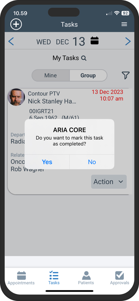 Interfaz de la aplicación móvil ARIA CORE que muestra una ventana emergente de confirmación de finalización de tareas para la gestión clínica oncológica