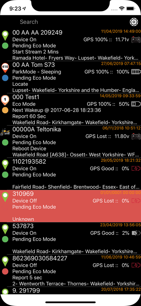 Dashboard do aplicativo Track Server mostrando uma lista de dispositivos rastreados com status e dados de GPS