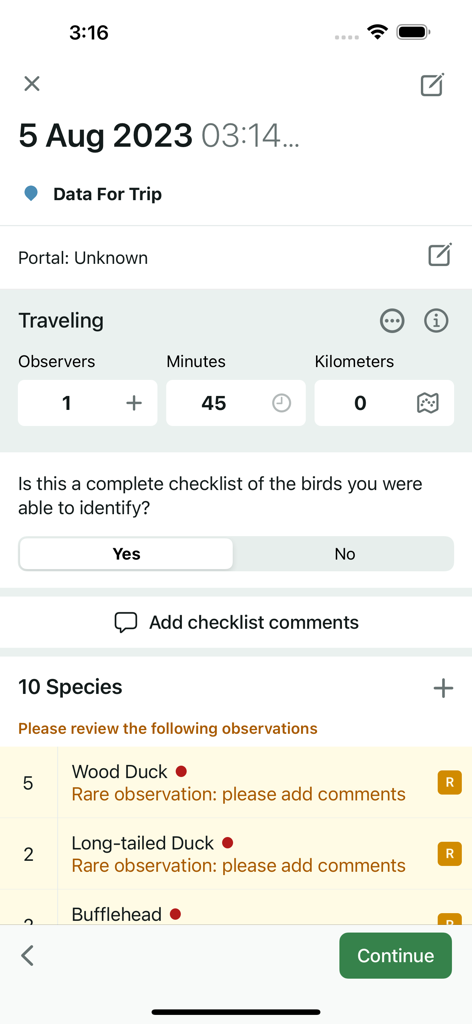 eBird - eBird モバイルアプリの画面に、希少な観察記録アラート付きの鳥の種のチェックリストが表示されます