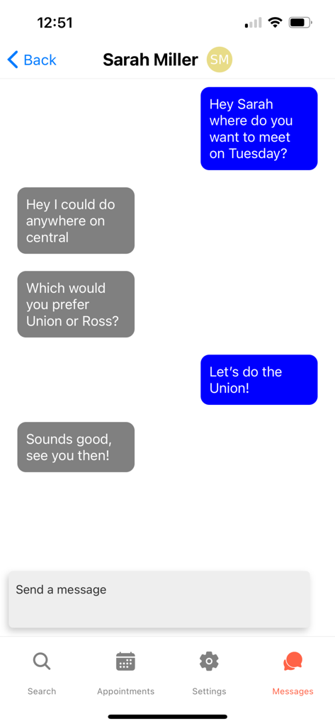 MTutor - Una interfaz de chat en la aplicación MTutor que muestra a un estudiante y un tutor coordinando un lugar de reunión en el Union de la Universidad de Michigan.