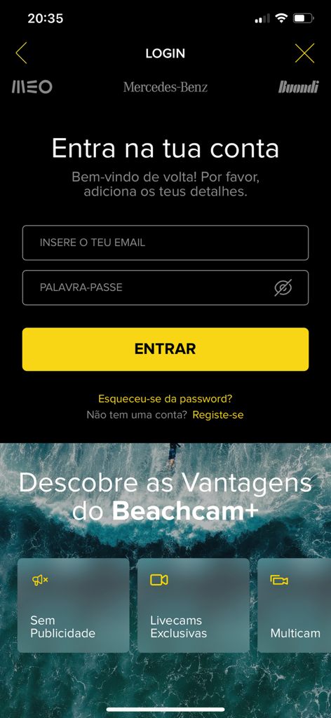 Tela de login do aplicativo Beachcam Live apresentando os benefícios premium do Beachcam Plus, como câmeras ao vivo exclusivas e sem anúncios