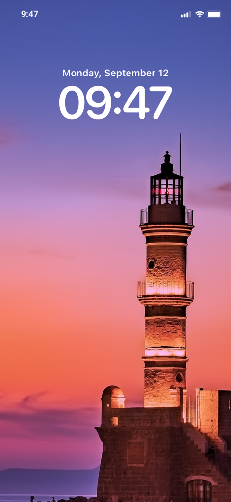 4K Wallpapers HD Background - Pantalla de bloqueo de iPhone con un fondo de pantalla 4K de alta definición que presenta un faro contra un cielo de atardecer