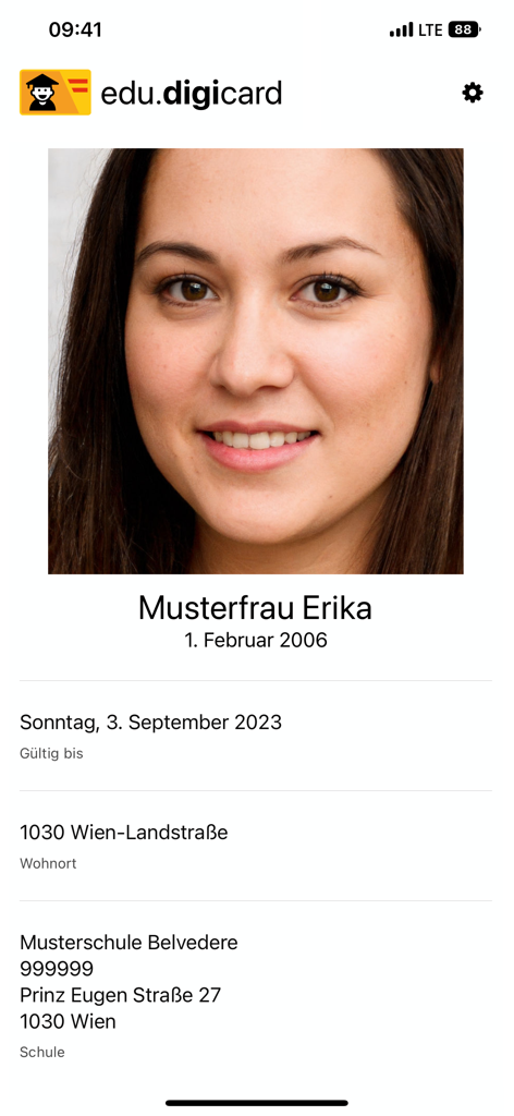 Oberfläche der edu.digicard-App mit einem digitalen Schülerausweis mit persönlichem Foto und Schulinformationen.