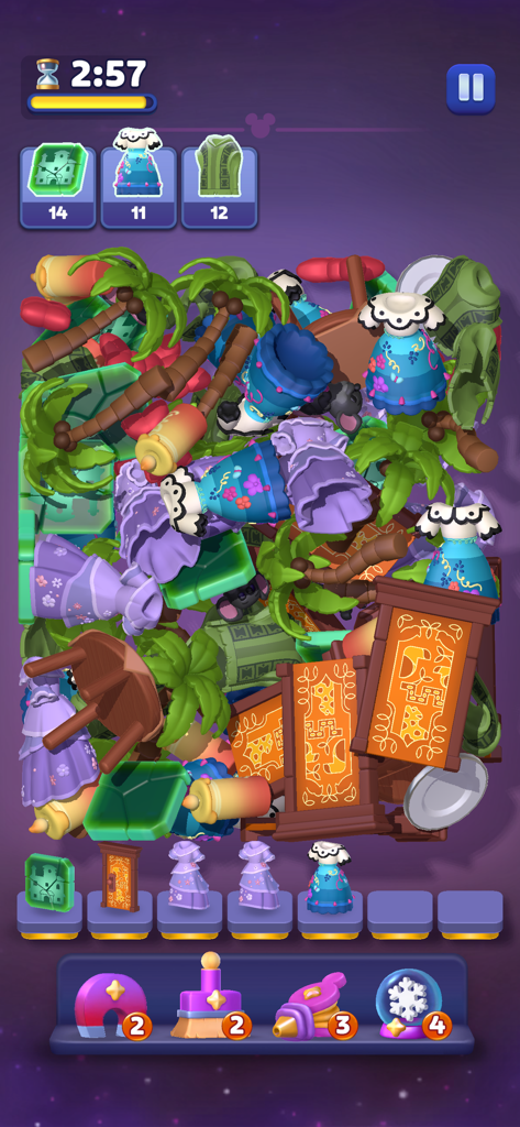 Disney Magic Match 3D - Pantalla del juego móvil Disney Magic Match 3D mostrando una pila de objetos 3D como vestidos y palmeras para ser clasificados y emparejados