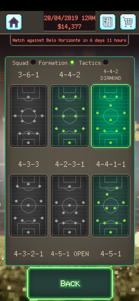 Football Boss: Be The Manager - Pantalla de juego de Football Boss que muestra varias opciones de formación de fútbol en estilo de arte pixelado retro.