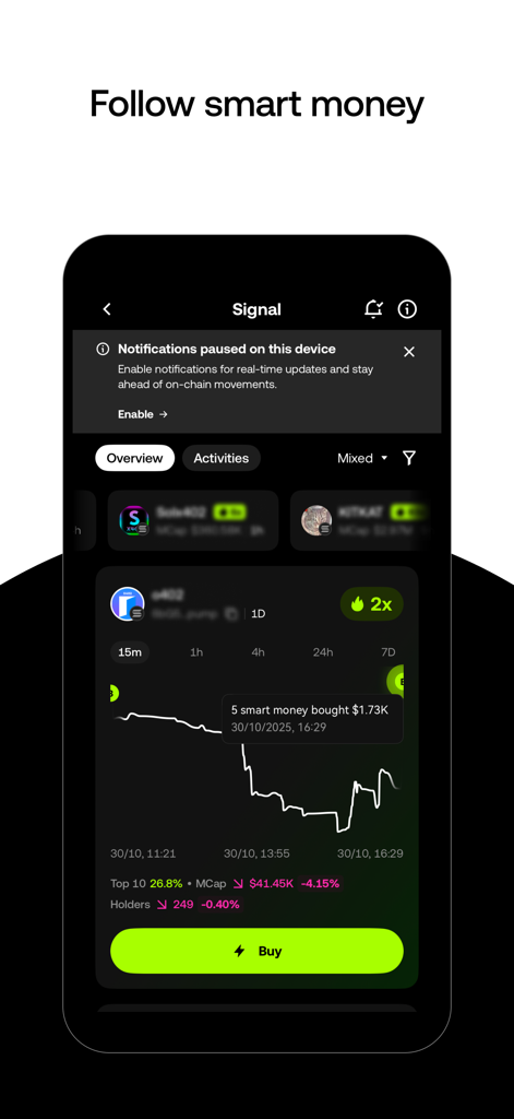 Ein Smartphone-Bildschirm, der die Smart-Money-Signal-Funktion von OKX Wallet mit Wal-Kaufalarmen und einem Preischart anzeigt.