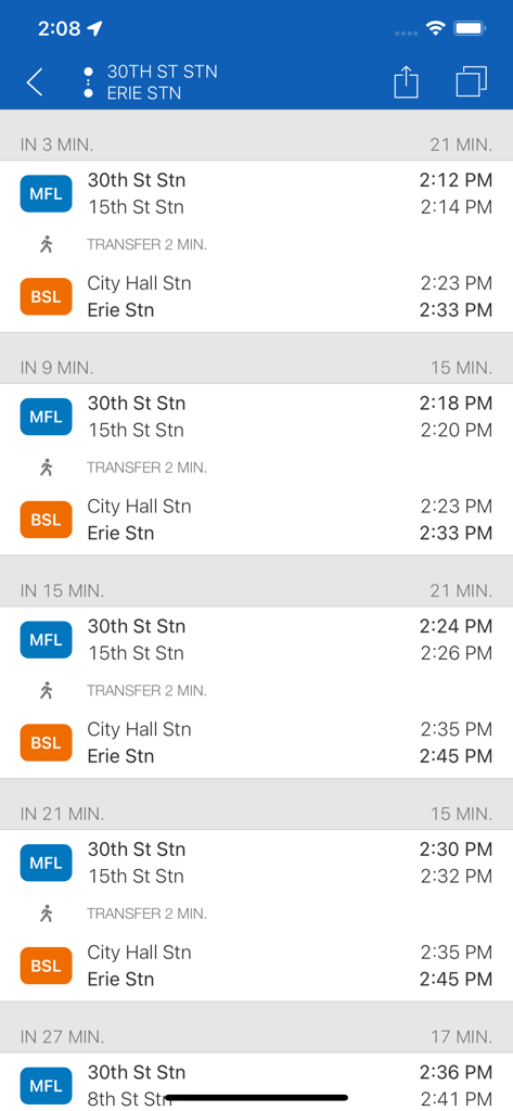 Una lista de sugerencias de rutas de transporte público que muestran horarios de salida, nombres de líneas y duración de la transferencia entre estaciones.