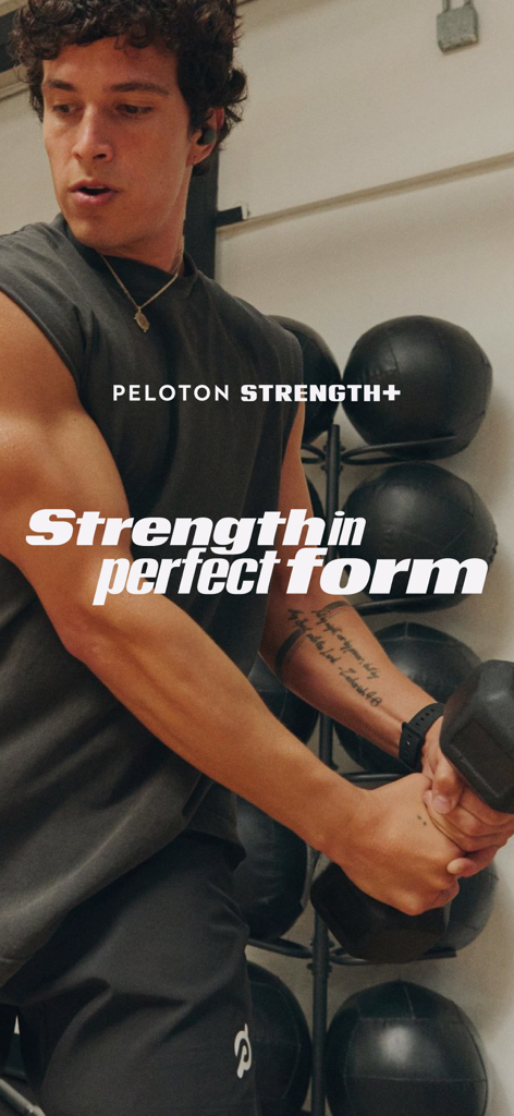 Un hombre realizando un ejercicio con mancuernas en un gimnasio con la marca Peloton Strength plus