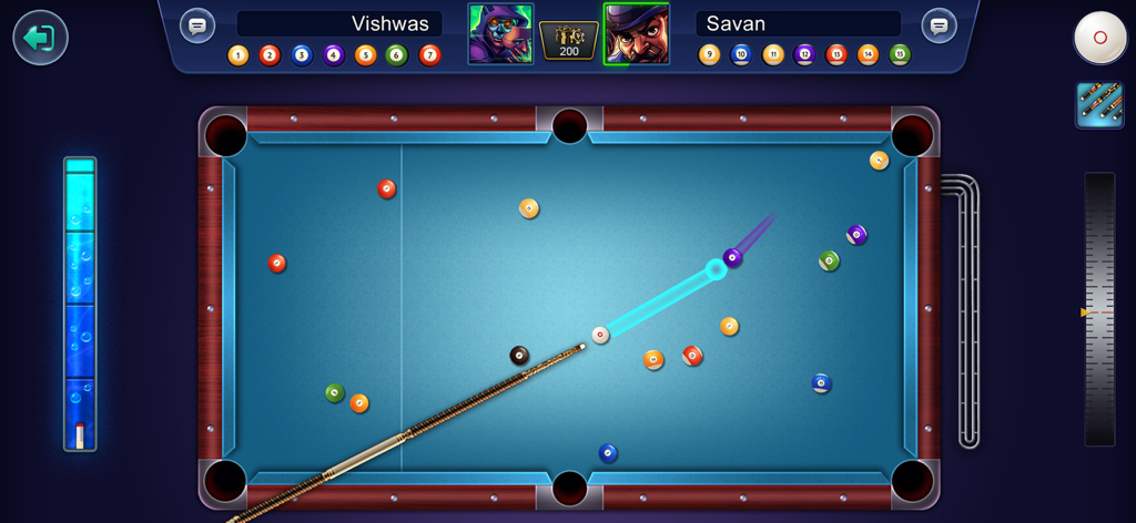 Una vista cenital de una partida 1 contra 1 de 8 Ball Pool Online que muestra la mesa, el taco y la guía de puntería