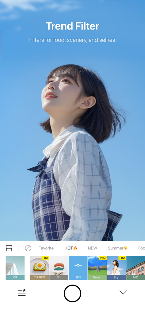 Interfaccia dell'app Foodie con una giovane donna con un filtro selfie di tendenza su uno sfondo di cielo blu