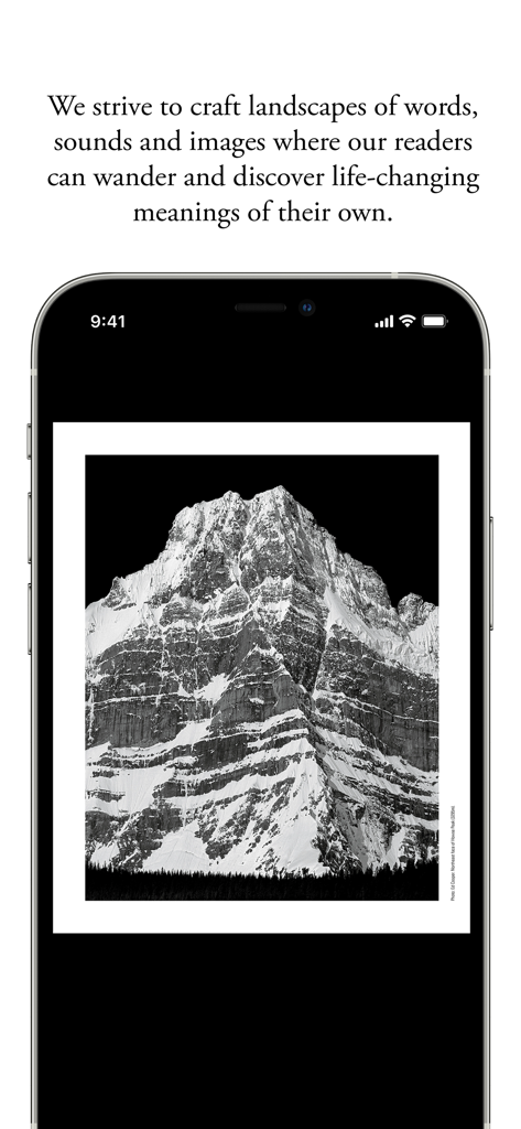 Schwarz-Weiß-Fotografie von Berggipfeln in der mobilen Alpinist Magazine App.