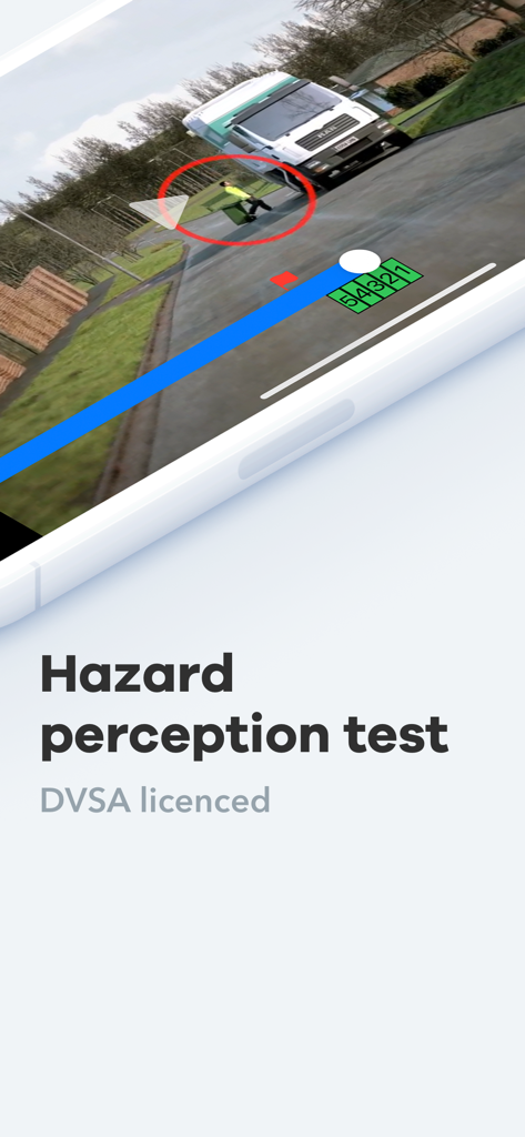 TheoryPal 앱의 스크린샷으로, 위험 요소로 강조 표시된 사람과 함께 DVSA 라이선스 위험 인식 테스트 동영상이 표시됩니다.