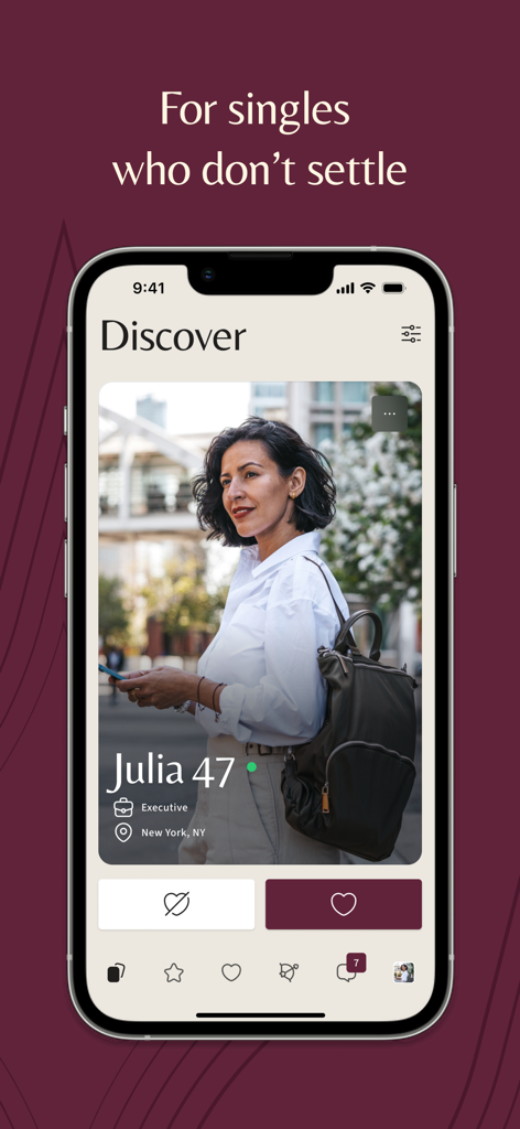 EliteSingles: Elevated Dating - Pantalla de descubrimiento de la aplicación de citas EliteSingles mostrando el perfil de citas de una ejecutiva de 47 años en Nueva York