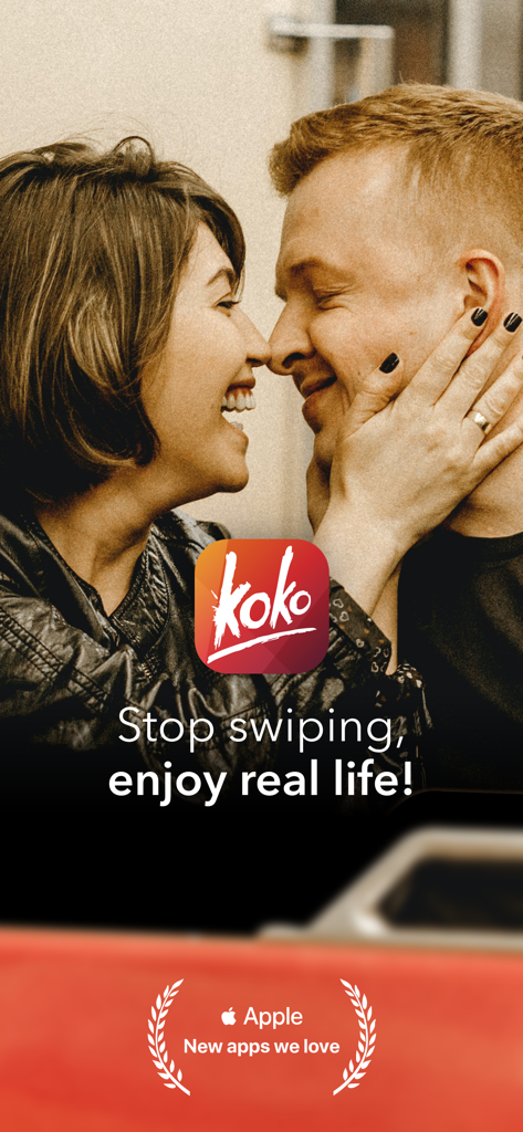 Um casal feliz rindo e se abraçando com o logotipo do aplicativo de namoro Koko e o slogan Pare de deslizar, aproveite a vida real.