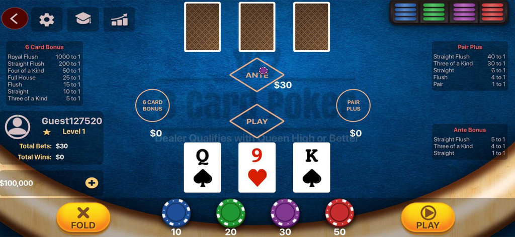 3 Card Poker Casino - スリーカードポーカーカジノのゲームプレイインターフェース。カードテーブルとベットチップが表示されています