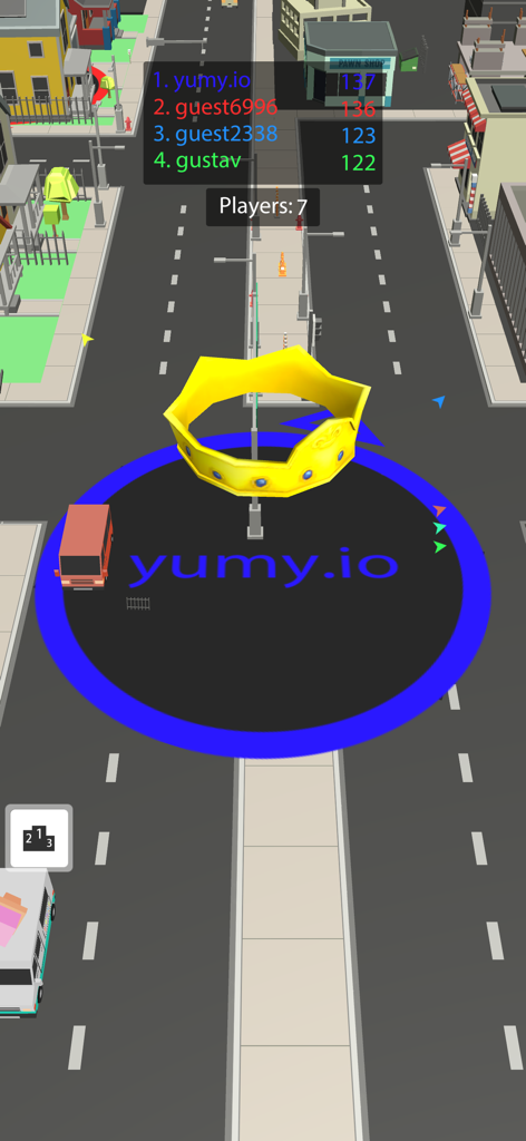 yumy.io - Black Hole Games - Un agujero negro con una corona dorada en el mapa de juego de ciudad de yumy.io mostrando la tabla de clasificación.