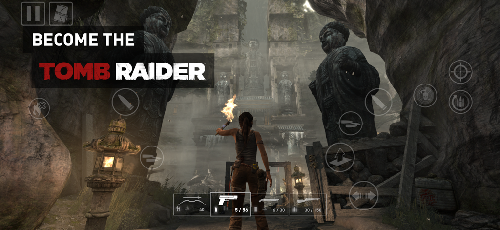 Lara Croft sosteniendo una antorcha frente a estatuas antiguas en el juego móvil Tomb Raider para iOS.