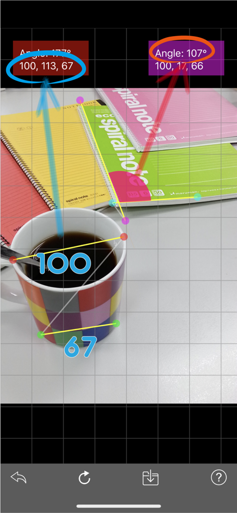Angle & Ratio - La aplicación Angle and Ratio mostrando mediciones de ángulos y distancias en una fotografía de un escritorio con una taza y cuadernos