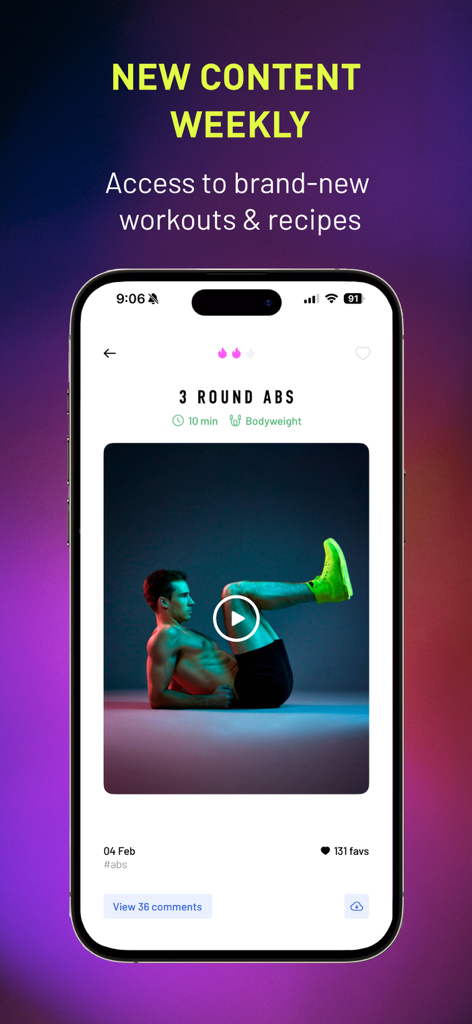 Una captura de pantalla de la aplicación Pridefit que muestra un video de entrenamiento de abdominales de 10 minutos con 3 rondas y peso corporal, con un entrenador de fitness.