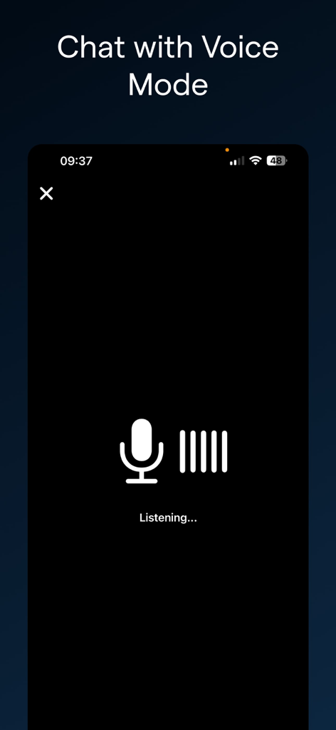 ChatLLM: AI Assistant & Chat - Interfaz de la aplicación ChatLLM que muestra el modo de chat de voz con un icono de micrófono y un indicador de escucha.