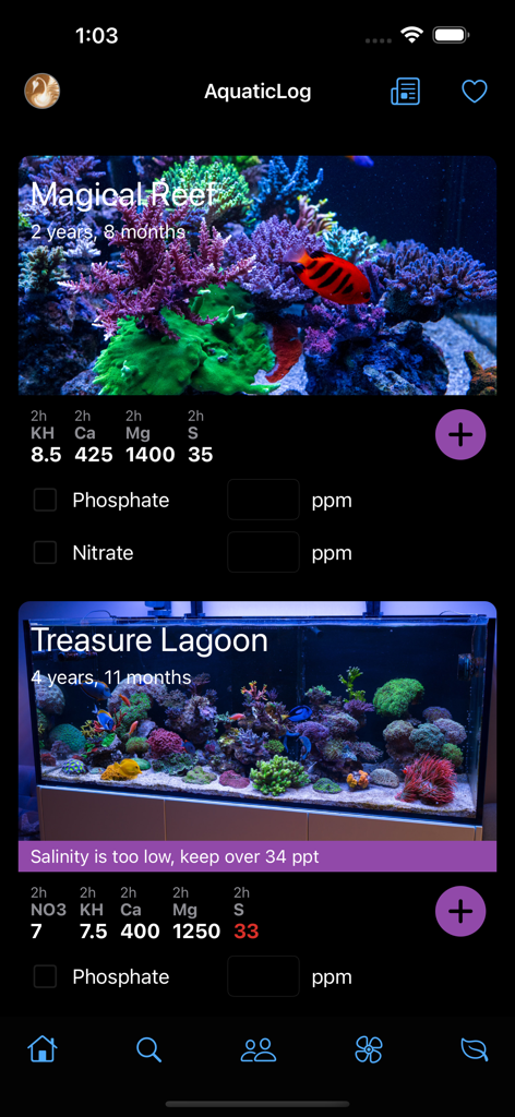 AquaticLog - Panel de control de la aplicación AquaticLog que muestra múltiples perfiles de tanques de arrecife con parámetros del agua y una alerta de advertencia de salinidad