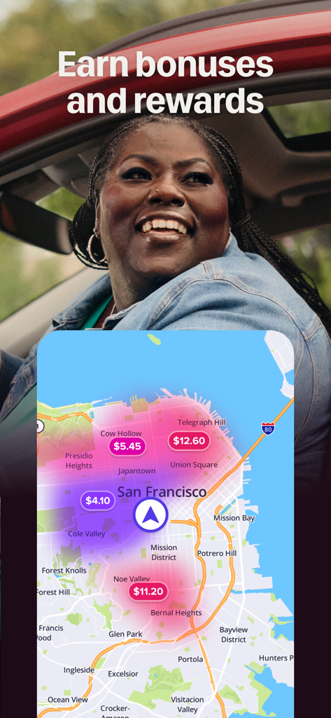Lächelnder Fahrer über einer Lyft-App-Karte, die Bonusverdienste in San Francisco anzeigt.