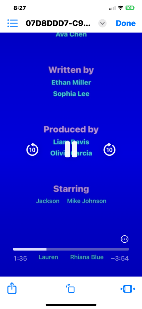 Interfaz de la aplicación Créditos Finales de Película mostrando una vista previa de texto de desplazamiento con nombres del equipo de la película sobre un fondo azul