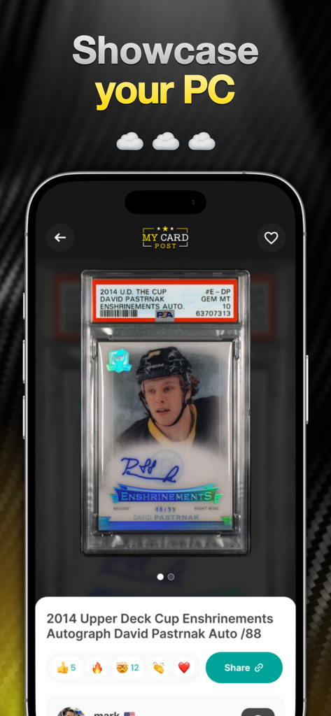 Uno screenshot dell'app My Card Post che mostra una carta autografata certificata di David Pastrnak del 2014 in una vetrina della collezione personale di un utente.