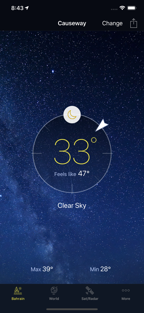 Interfaz del modo nocturno de la aplicación Bahrain Weather que muestra la temperatura actual y el cielo despejado en Causeway