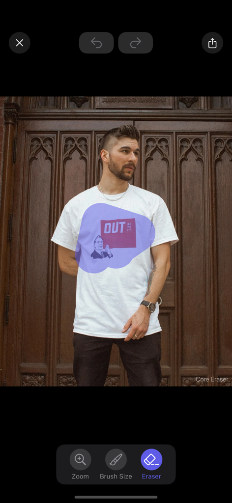 Object Remover - AI Eraser - AI 객체 제거 앱을 사용하여 흰색 티셔츠의 로고를 강조 표시하여 제거하는 사용자