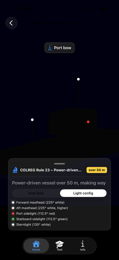 Maritime Master - Nav Lights - Vista 3D de una embarcación motorizada de más de 50 metros mostrando luces de navegación desde la proa de babor.