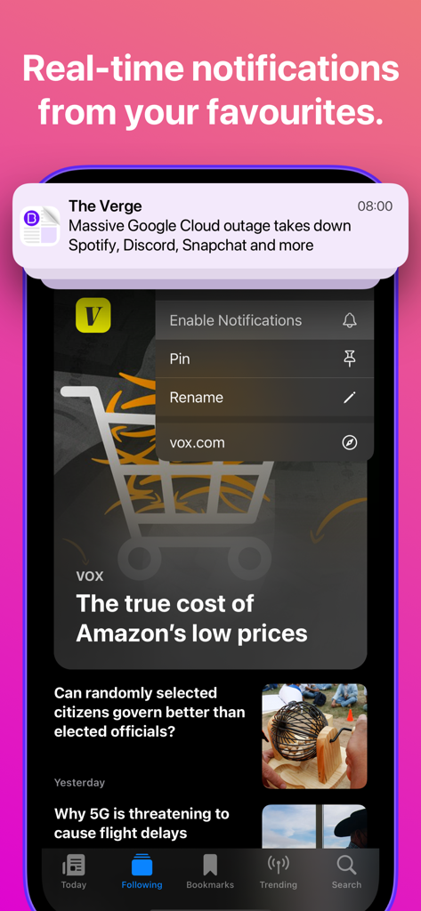 Big News - Smart Reader - The Verge의 푸시 알림과 Big News 앱 인터페이스에서 뉴스 소스 관리 옵션을 보여주는 스마트폰입니다.
