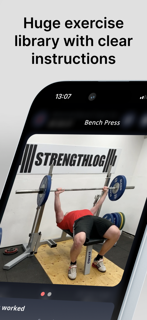 StrengthLog – Workout Tracker - App StrengthLog che mostra un tutorial video per l'esercizio di panca.