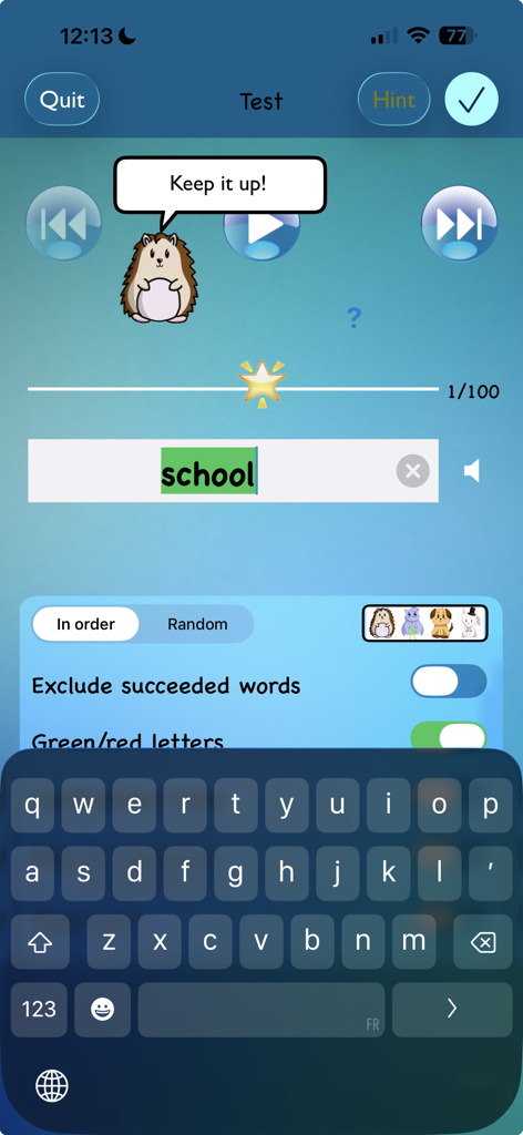 TurboWords Spelling - 고슴도치 캐릭터가 격려를 하고 'school' 단어가 녹색으로 강조 표시된 TurboWords 철자법 앱 테스트 화면