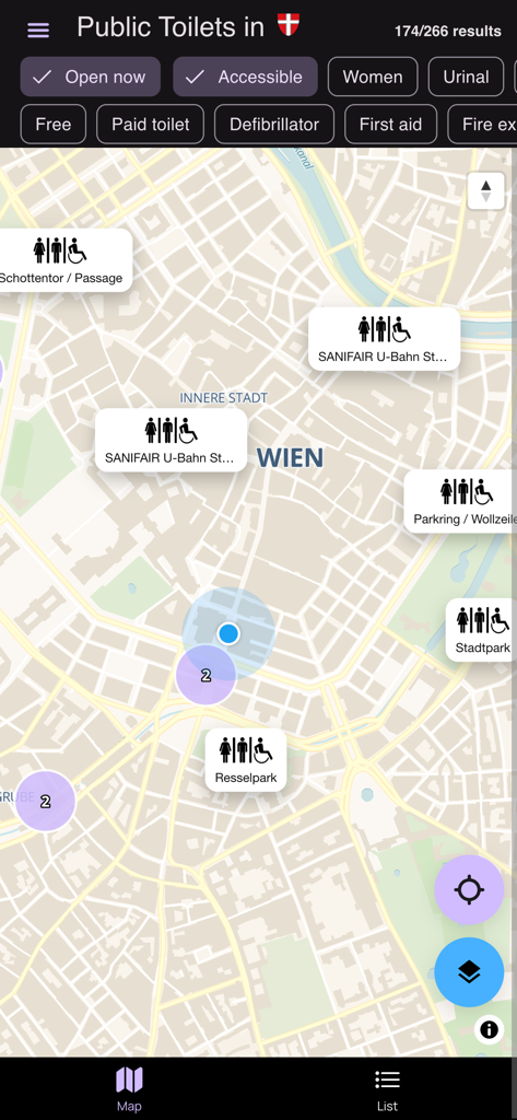 Eine Kartenansicht der App "Öffentliche Toiletten in Wien", die verschiedene Toilettenstandorte mit Filtern für Barrierefreiheit und Öffnungsstatus anzeigt.