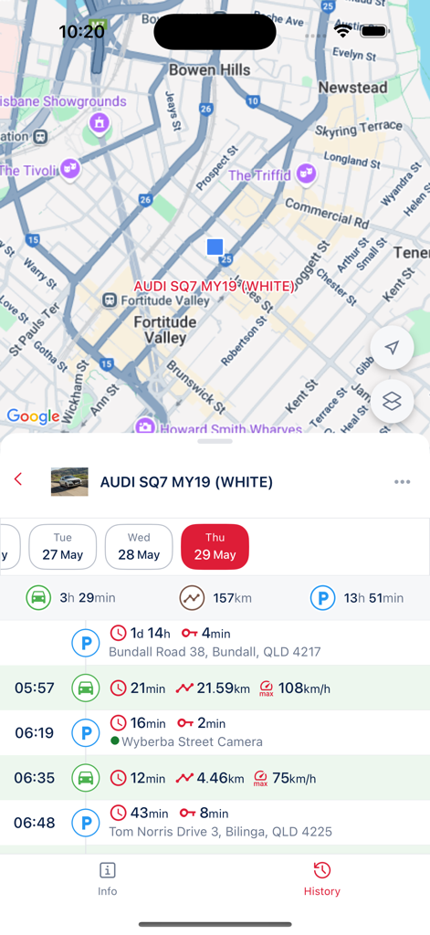 Trakpro Live App-Bildschirm mit Fahrzeugstandort auf der Karte und Protokollen der Fahrtenhistorie