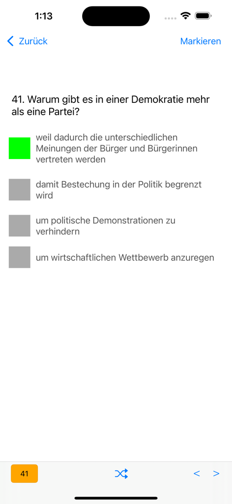 Leben in Deutschland 300Fragen - Una pantalla de smartphone mostrando una pregunta de opción múltiple del examen de ciudadanía alemana con la respuesta correcta resaltada en verde.